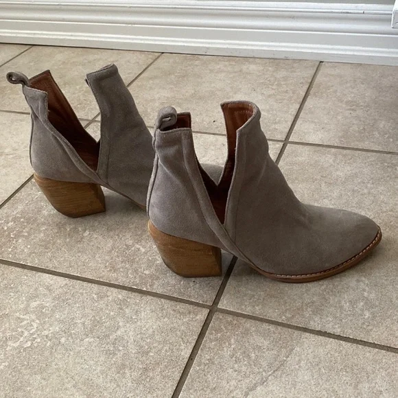 Great short boot for Spring and Fall. Greyish , brown suede. Great condition. - Picture 1 of 6
